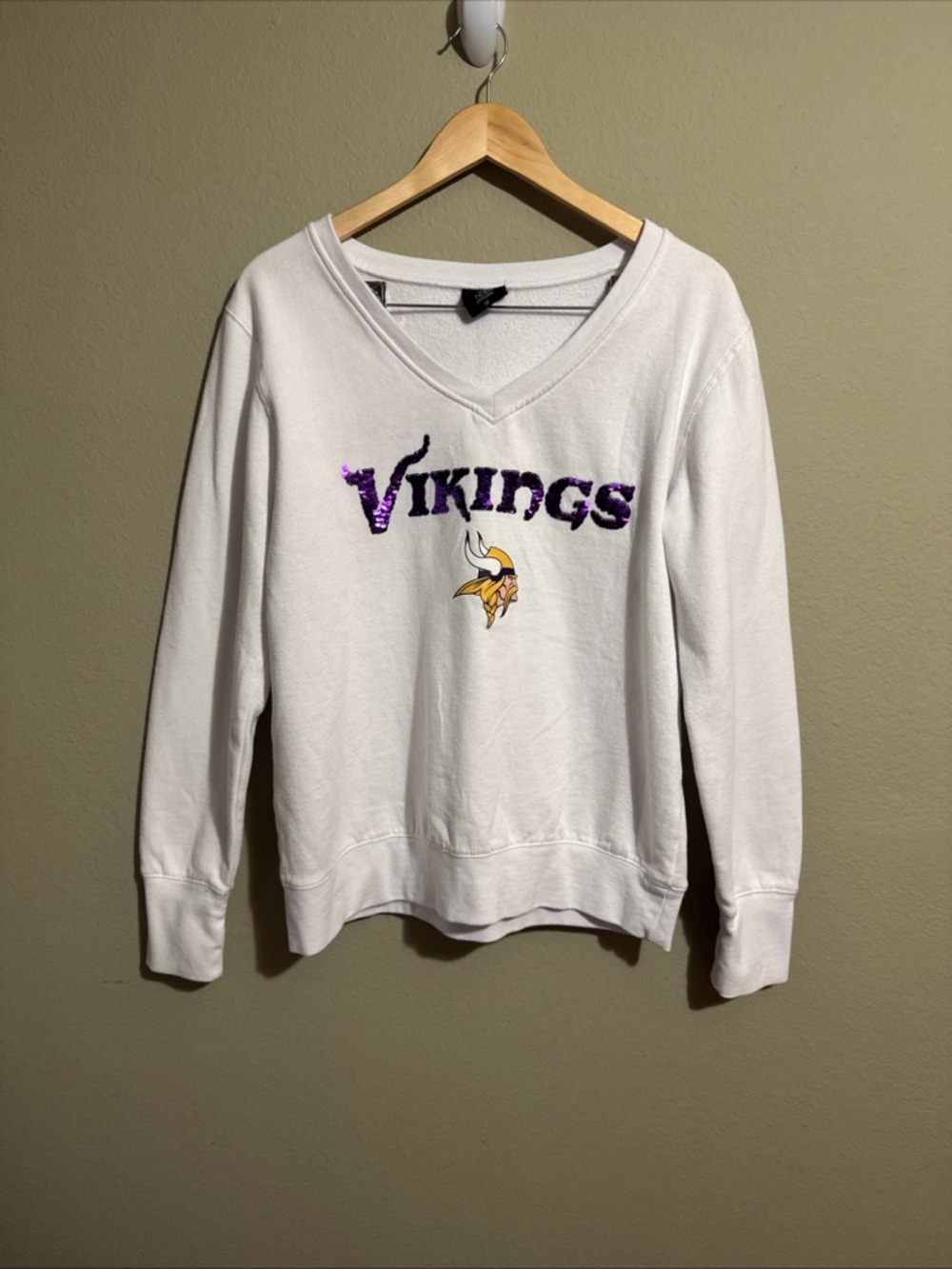 NFL Team Apparel Women's Minnesota Vikings Medium Pullover Sweatshirt V-Neck